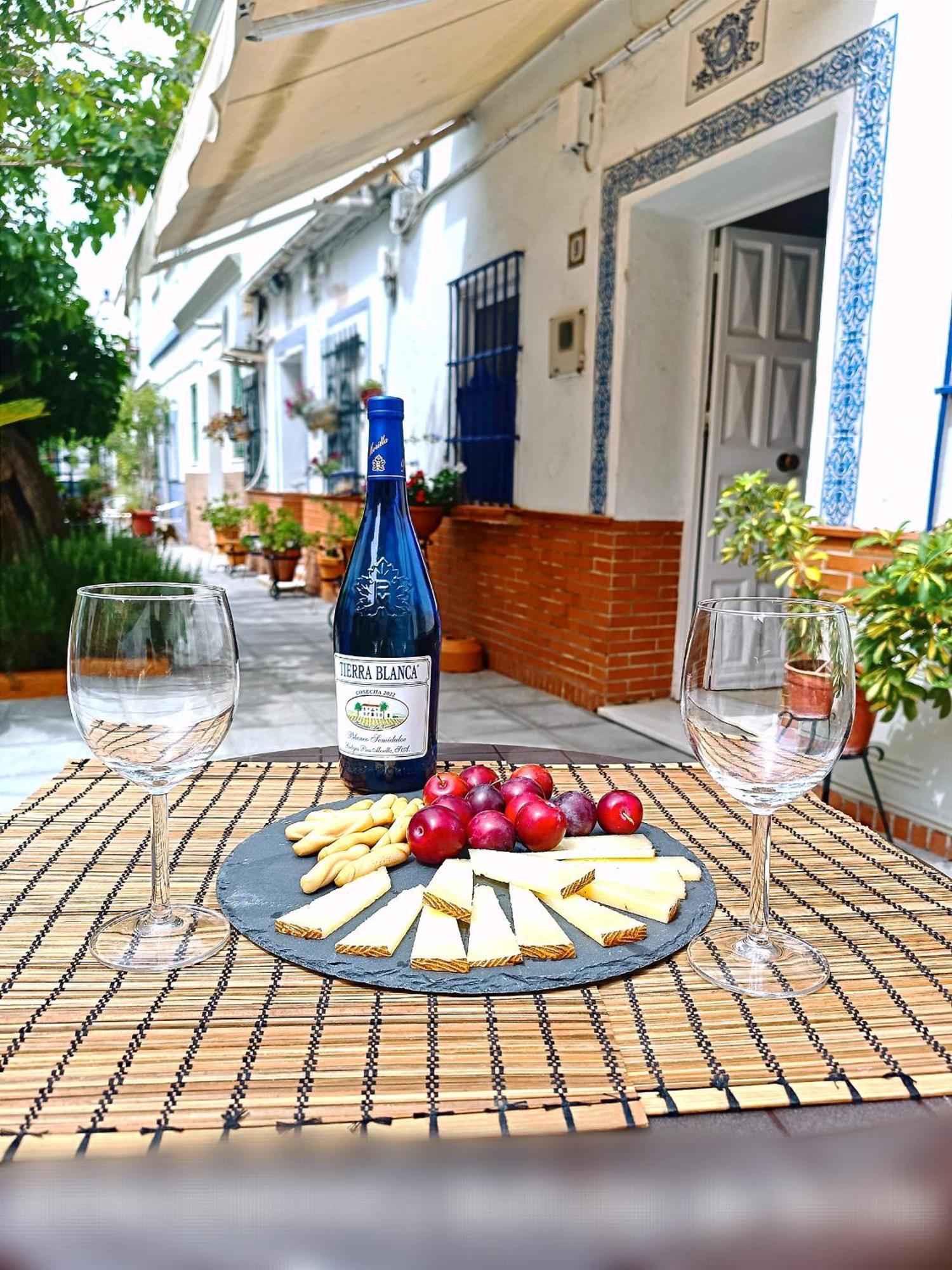Tipico Y Pintoresco Patio De Vecinos, Con Encanto Севілья Екстер'єр фото
